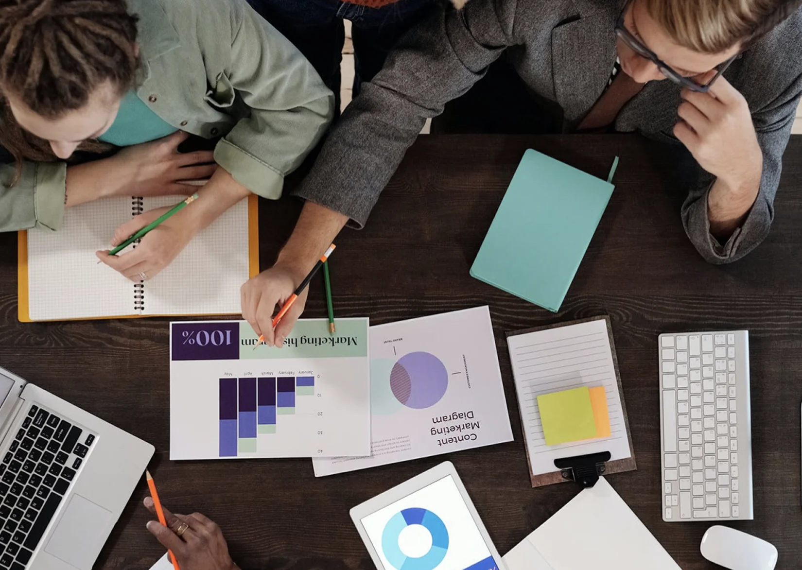 Membres d’équipe discutant des priorités de transformation