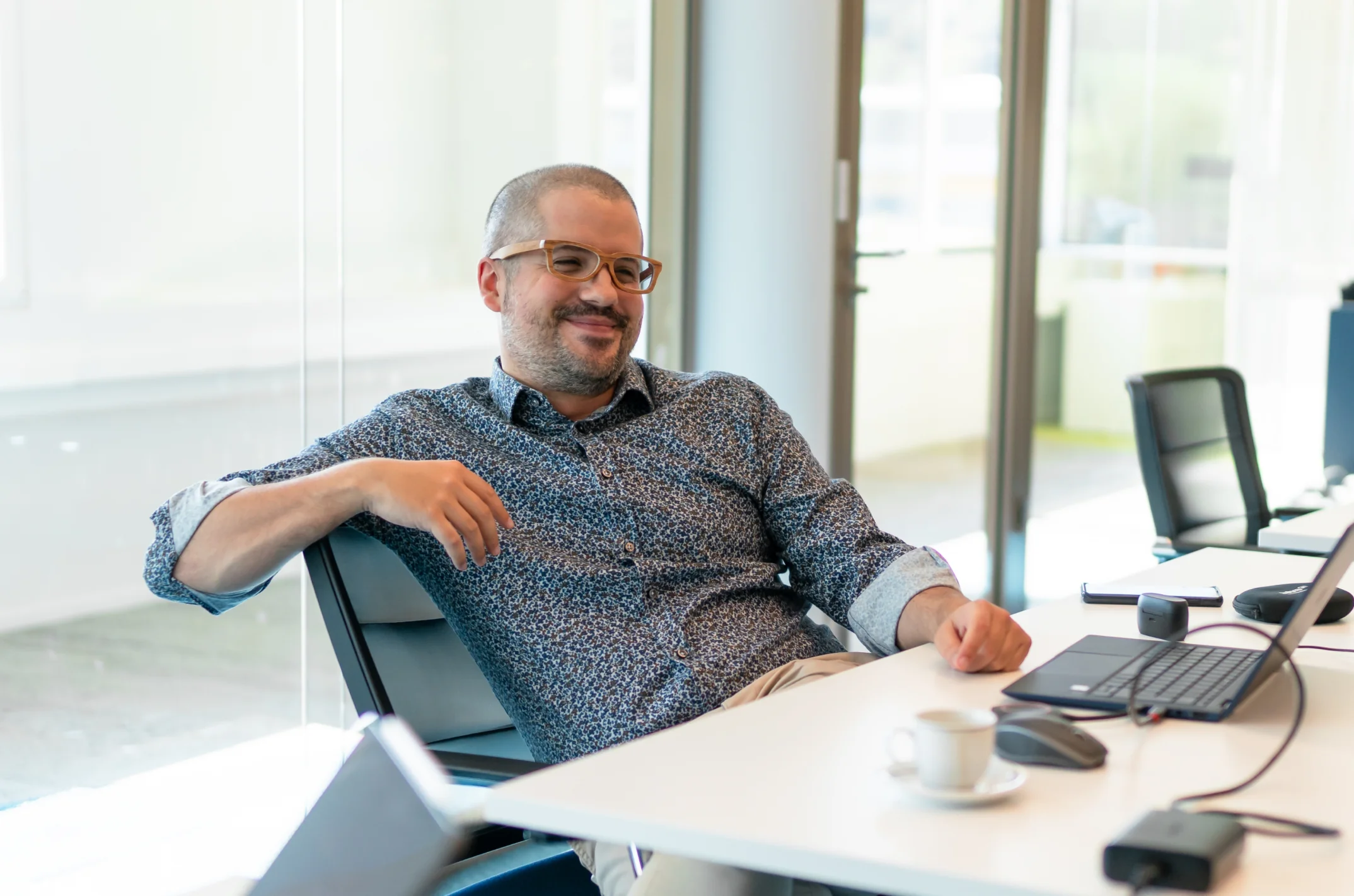 inPositiv-Beraterin in einem hellen Büro