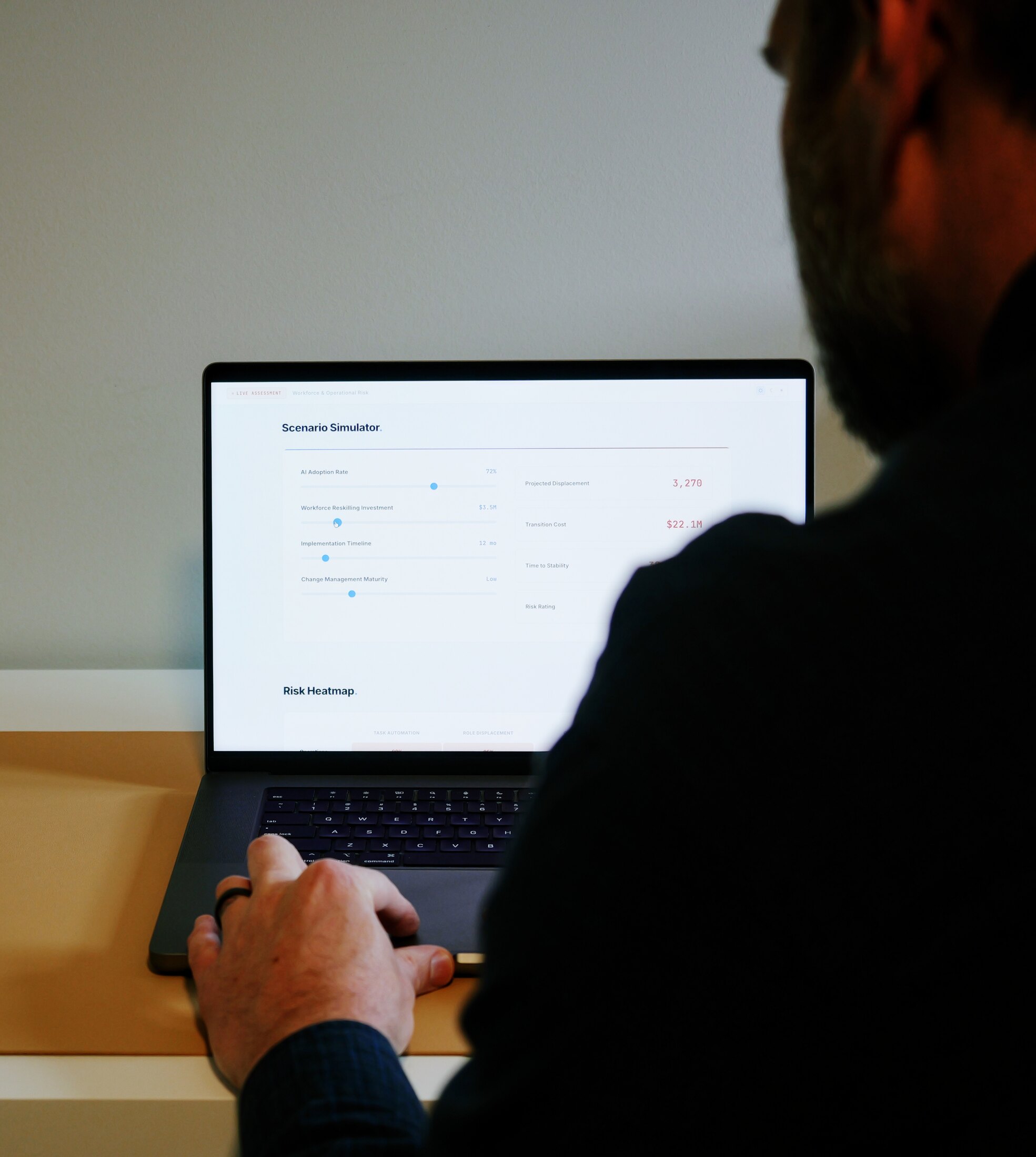 Eine Person, die einen KI-Workflow auf einem Laptop konfiguriert