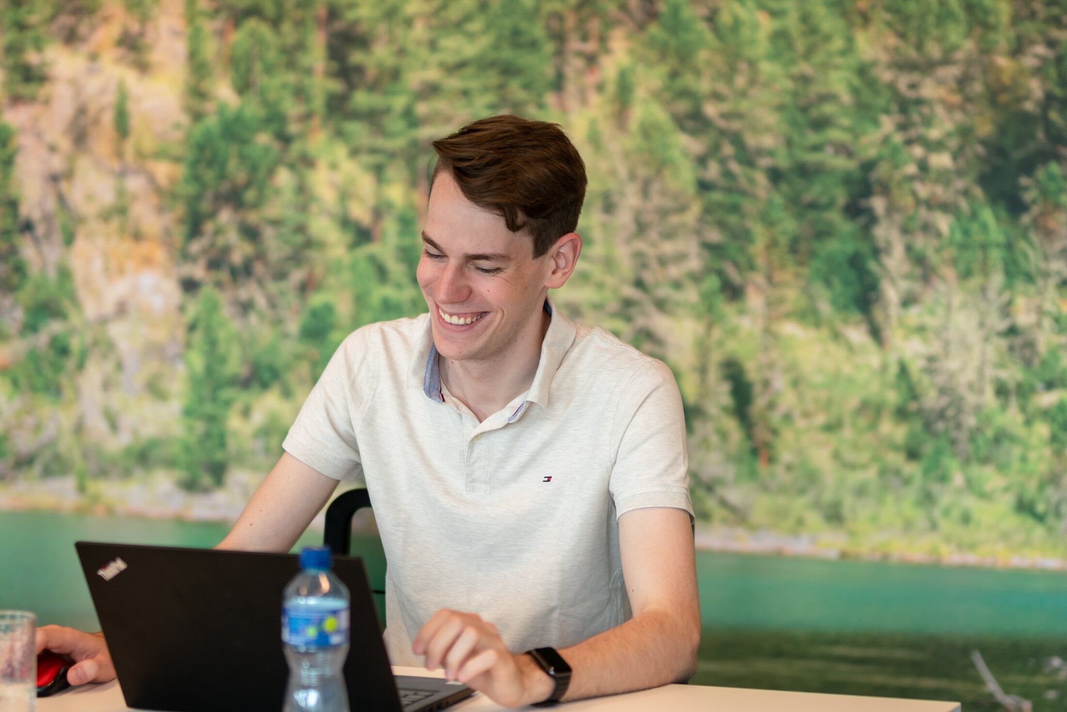 Ein inPositiv-Berater, der an einem Laptop arbeitet