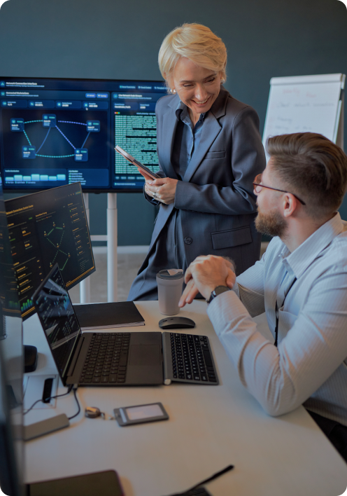 Geschäftsführer, die KI-Systeme und operative Dashboards prüfen