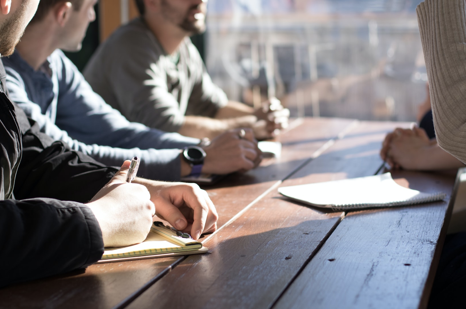 Teammitglieder besprechen gemeinsam ein digitales Produkt
