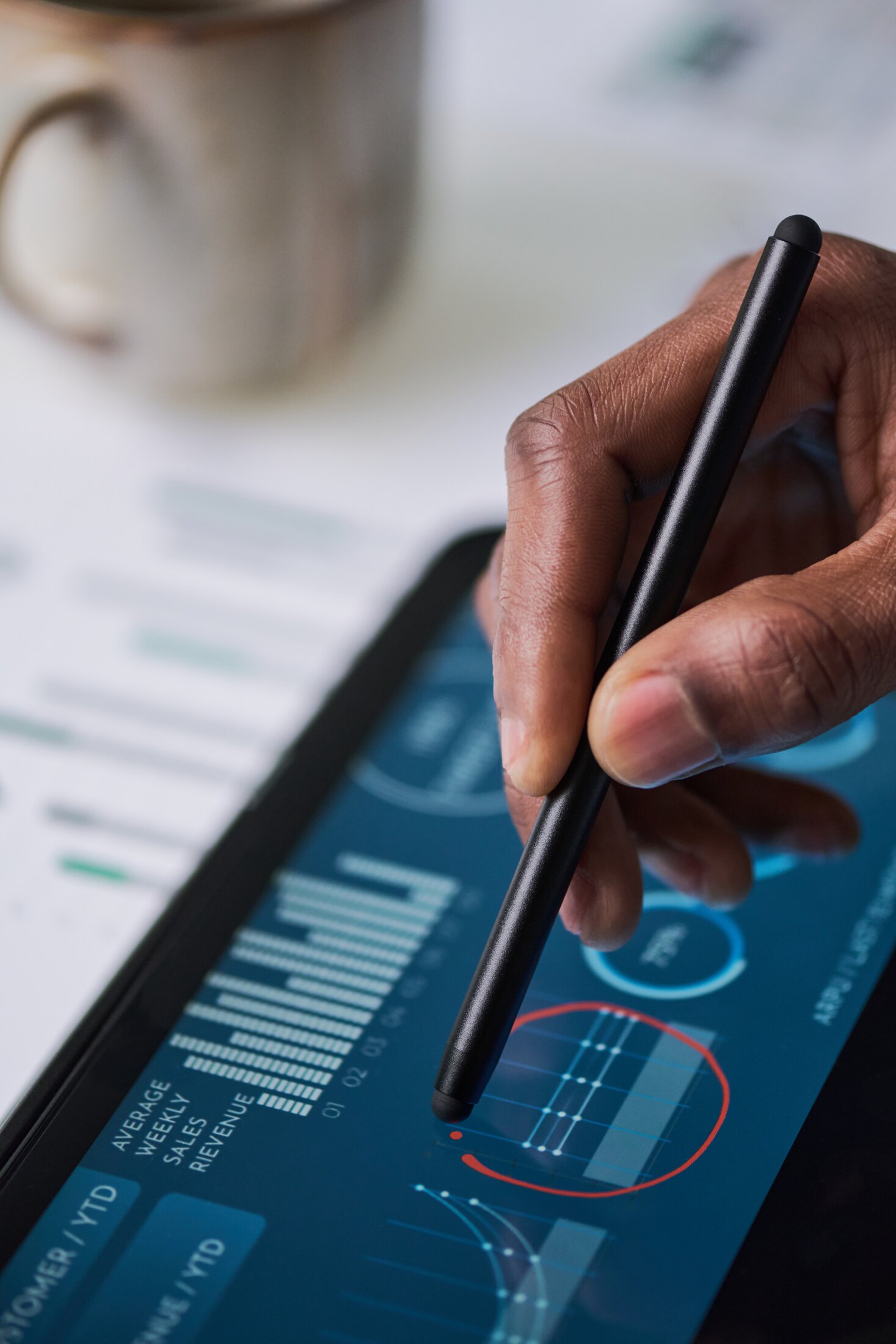 Person analysiert Daten auf einem Tablet mit einem Stylus