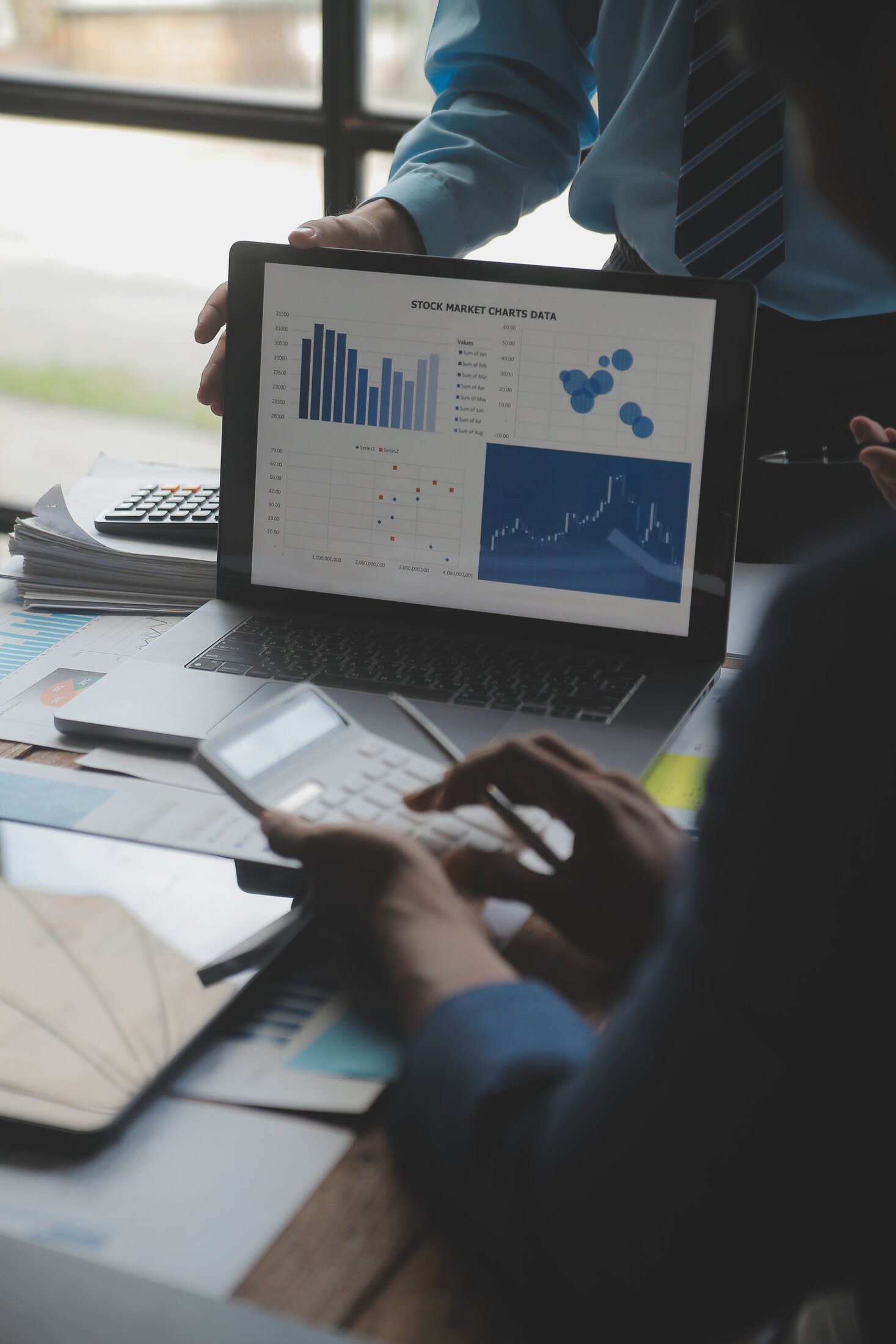 Technologieteam prüft operative Dashboards an einem Laptop
