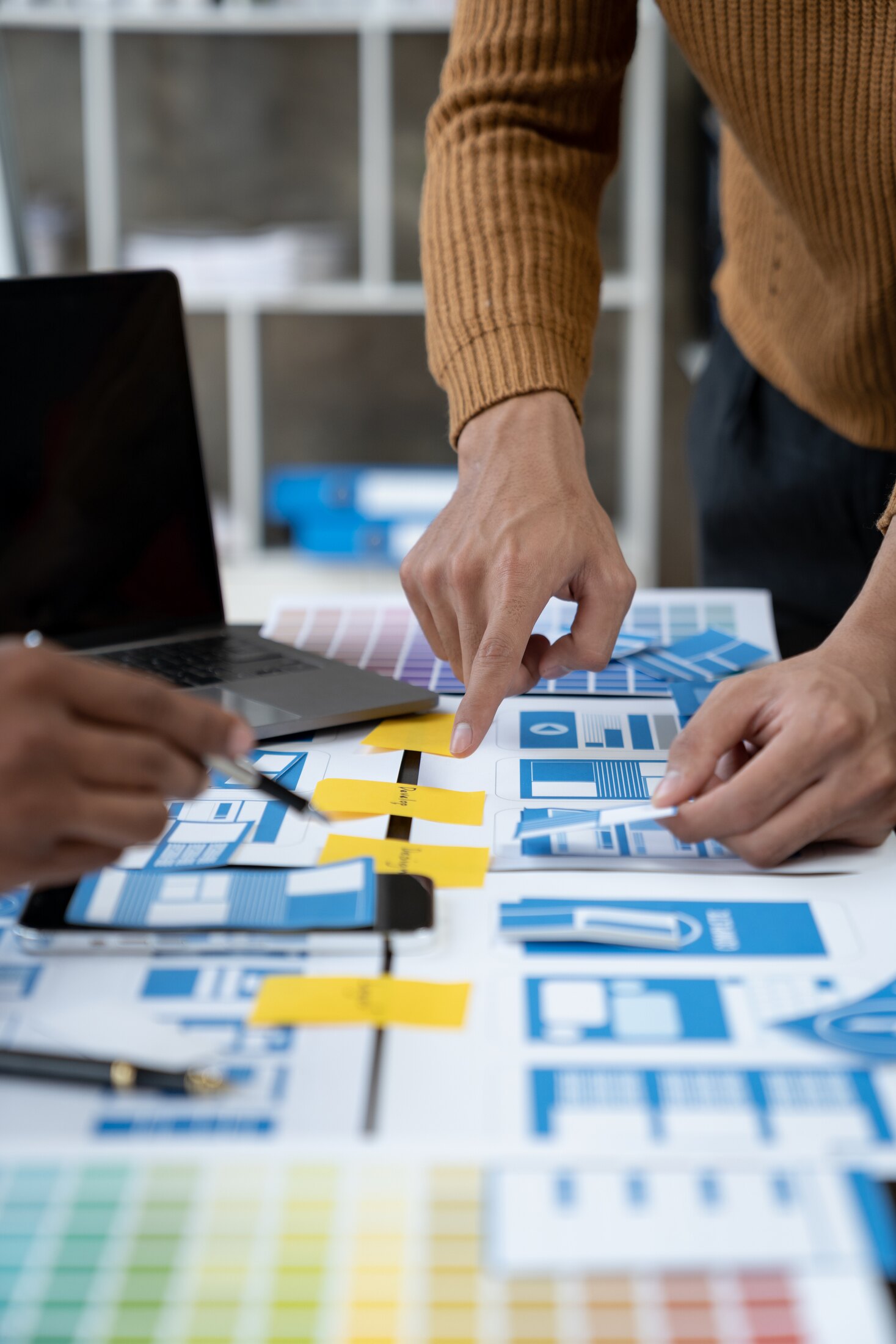 Workshop zur Technologieplanung mit Notizen und Diagrammen